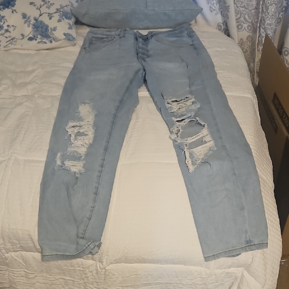 No Boundaries.Light Wash Distressed Ripped Jeans